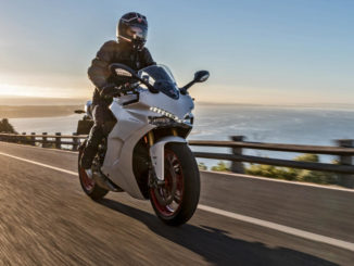 Eine weiße Ducati SuperSport fährt bei Sonnenaufgang auf einer Küstenstraße - PRESS TEST 2017