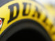 Nahaufnahme eines Rennreifens von Dunlop.