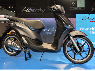 ein schwarzer piaggio liberty roller auf der Messe EICMA 2015