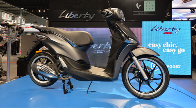 ein schwarzer piaggio liberty roller auf der Messe EICMA 2015