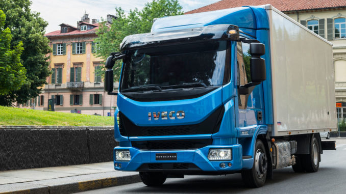 Ein blauer Iveco Eurocargo steht in einer italienischen Stadt am Straßenrand.