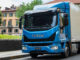 Ein blauer Iveco Eurocargo steht in einer italienischen Stadt am Straßenrand.