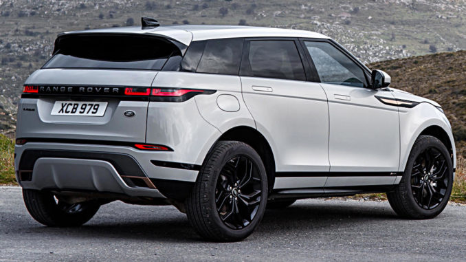 Ein silberner Range Rover Evoque der zweiten generation (L551) steht 2019 vor einer Bergkette.