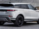 Ein silberner Range Rover Evoque der zweiten generation (L551) steht 2019 vor einer Bergkette.