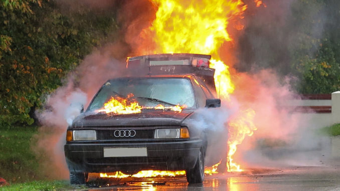 autounfall feuer straße unfall auto transport