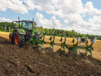 Ein Fendt 700 Vario pflügt durch einen Acker.