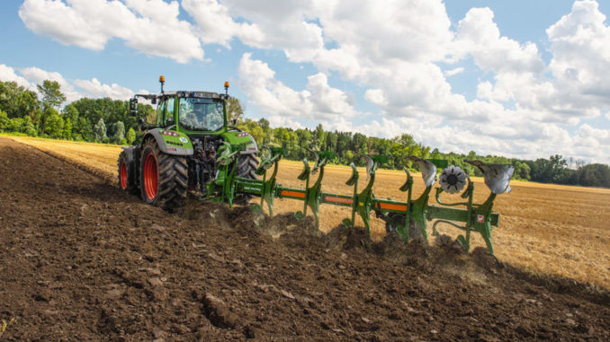 Ein Fendt 700 Vario pflügt durch einen Acker.