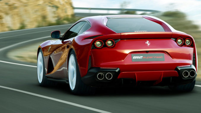 Ein roter Ferrari 812 Superfast fährt 2017 eine kurvige Bergstraße hinauf.