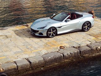 Ein silberner Ferrari Portofino M steht 2020 auf einem Hafenkai in Portofino, Italien.