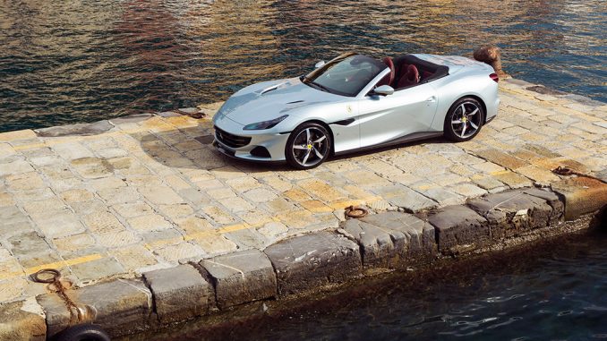 Ein silberner Ferrari Portofino M steht 2020 auf einem Hafenkai in Portofino, Italien.