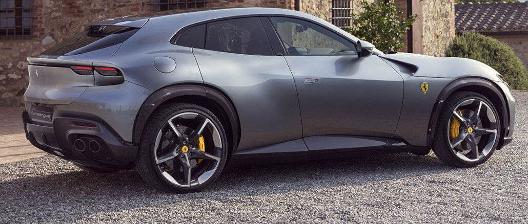 Ein silbergrauer Ferrari Purosangue steht 2022 vor einem italienischen Landhaus auf einer Kiesfläche.