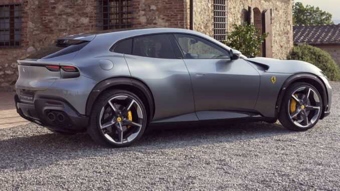 ferrari_purosangue_2022 Ein silbergrauer Ferrari Purosangue steht 2022 vor einem italienischen Landhaus auf einer Kiesfläche.