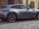 Ein silbergrauer Ferrari Purosangue steht 2022 vor einem italienischen Landhaus auf einer Kiesfläche.