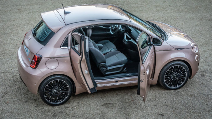 Ein Fiat 500 Elektro "3+1" steht 2020 auf einer Kiesfläche.