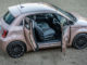 Ein Fiat 500 Elektro "3+1" steht 2020 auf einer Kiesfläche.