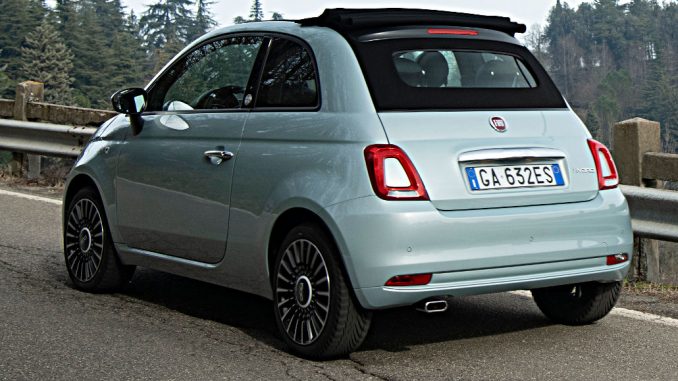 Ein türkiser Fiat 500 Hybrif fährt im Februar 2020 auf einer italienischen Landstraße.