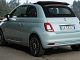 Ein türkiser Fiat 500 Hybrif fährt im Februar 2020 auf einer italienischen Landstraße.