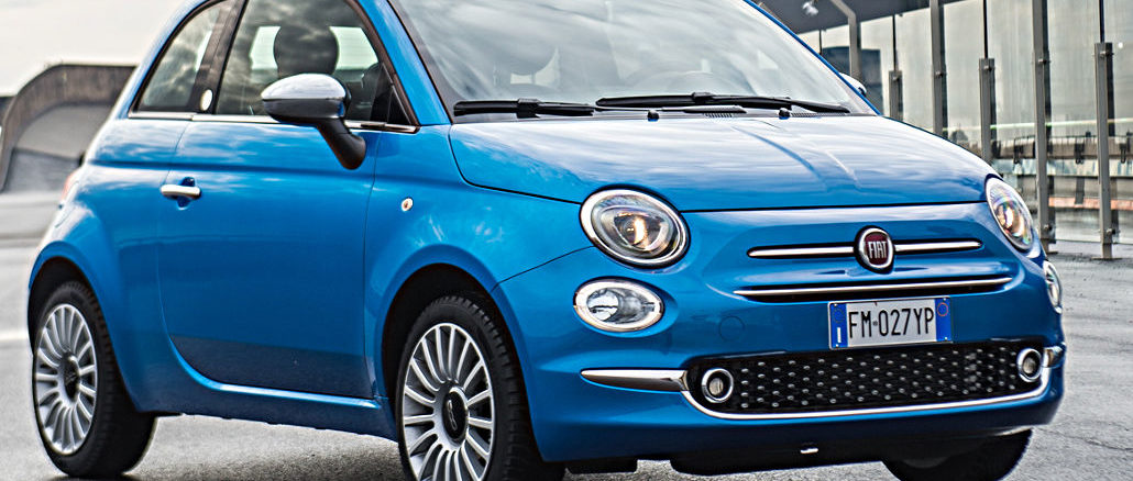 Ein blauer Fiat 500 steht als Mirror Sondermodell auf einer Teststrecke (01/2018)