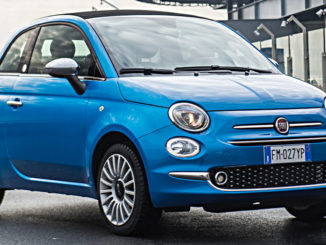 Ein blauer Fiat 500 steht als Mirror Sondermodell auf einer Teststrecke (01/2018)