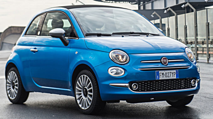 Ein blauer Fiat 500 steht als Mirror Sondermodell auf einer Teststrecke (01/2018)