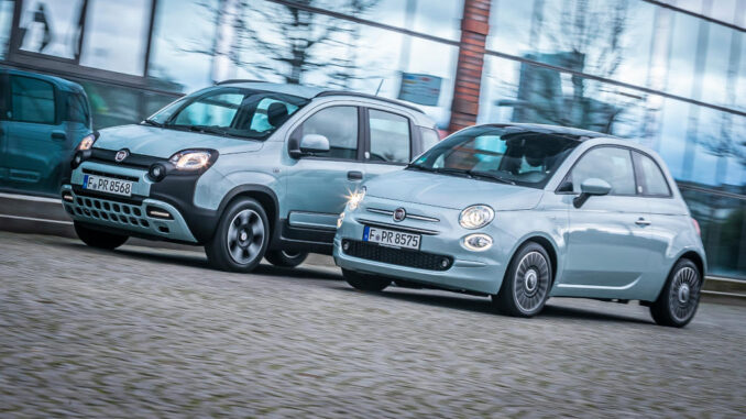 Fiat 500 und Fiat Panda Hybrid Launch Edition in türkis, aufgenommen 2020