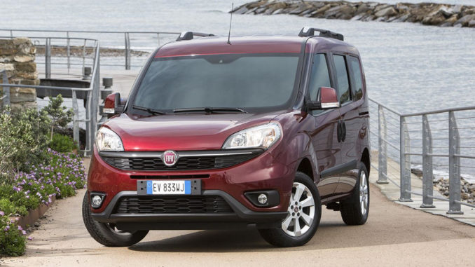 Ein roter Fiat Doblo steht im Februar 2015 am Ufer einer Bucht.