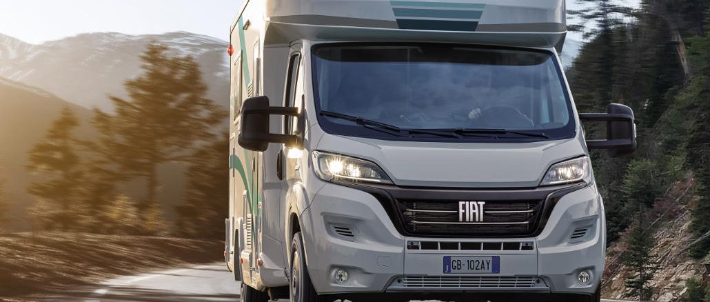 Ein Fiat Camper fährt 2021 durch einen Wald.