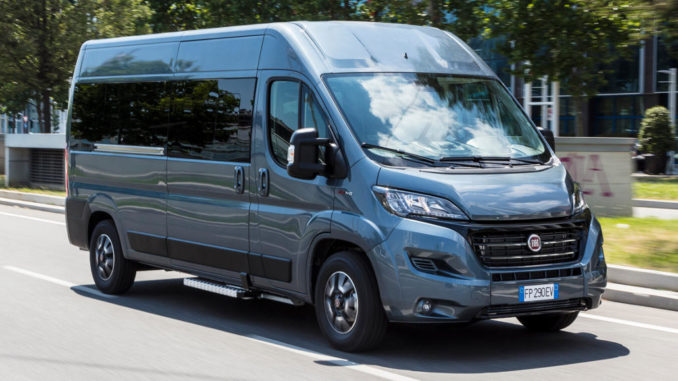 Ein grauer Fiat Ducato des Modelljahres 2020 fährt im Juli 2019 durch die Stadt.