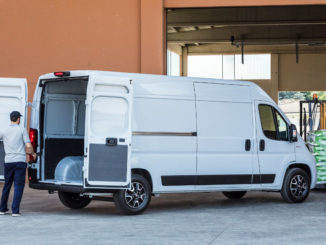 Ein weißer Fiat Professional Ducato (MY 2020) wird im Sommer 2019 beladen.