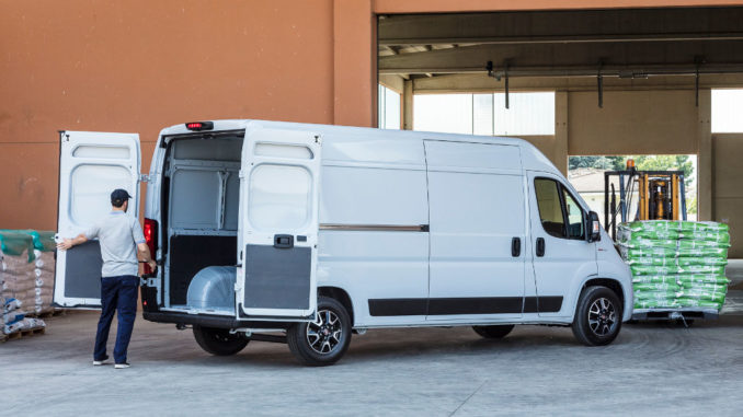 Ein weißer Fiat Professional Ducato (MY 2020) wird im Sommer 2019 beladen.