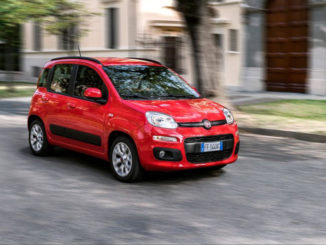 Ein roter Fiat Panda fährt 2016 durch eine italienische Stadt.