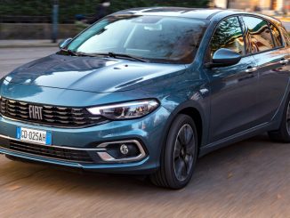 Ein blauer Fiat Tipo Life fährt im Dezember 2020 durch eine italienische Stadt.