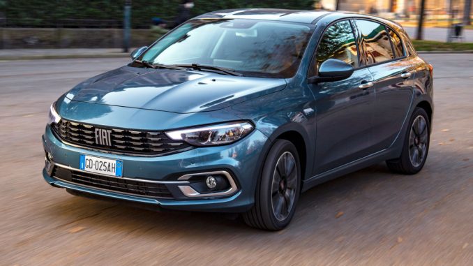 Ein blauer Fiat Tipo Life fährt im Dezember 2020 durch eine italienische Stadt.