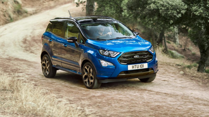 Ein blauer Ford Ecosport fährt 2017 durch einen Olivenhain.