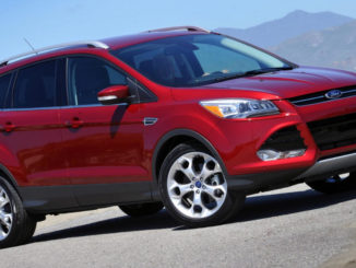 Ein roter Ford Escape steht 2015 vor einem Bergpanorama in den USA.