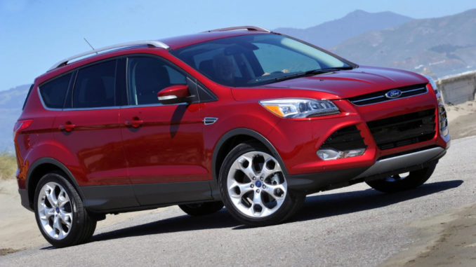 Ein roter Ford Escape steht 2015 vor einem Bergpanorama in den USA.