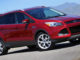 Ein roter Ford Escape steht 2015 vor einem Bergpanorama in den USA.