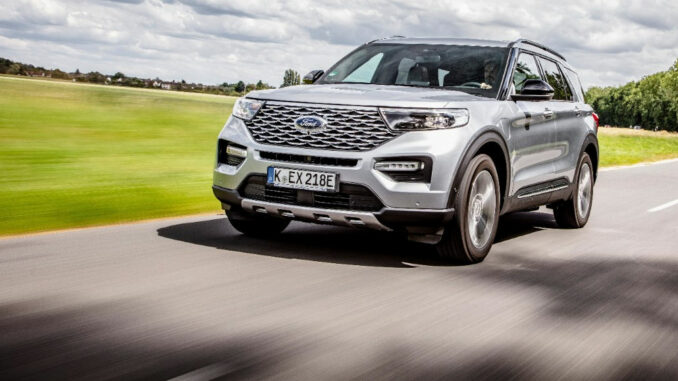 Ein silberner Ford Explorer PHEV fährt 2020 auf einer Landstraße.