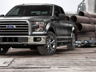 Ein schwarzer Ford F-150 steht 2019 mit einem Anhänger auf einer Baustelle