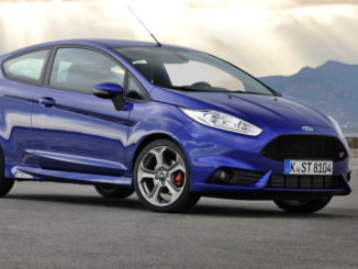 Ein blauer Ford Fiesta ST steht an einem Ufer.