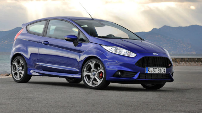 Ein blauer Ford Fiesta ST steht an einem Ufer.