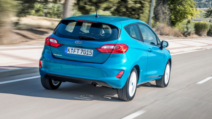 Ein blauer Ford Fiesta fährt im Sommer 2017 auf einer Landstraße.