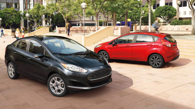 Zwei Karosserievarianen des Ford Fiesta in rot und schwarz stehen auf einem Platz in den USA.