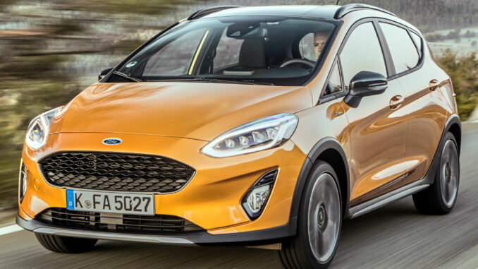 Ein orangener Ford Fiesta Active fährt 2018 auf einer Landstraße.