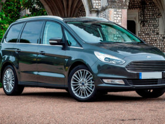 Ein blauer Ford Galaxy steht 2015 im Hof eines schottischen Schlosses.