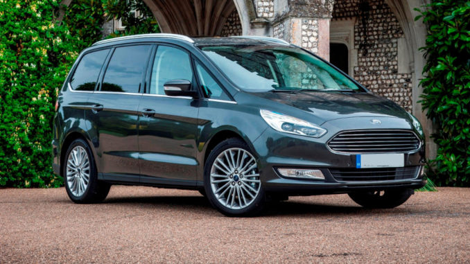 Ein blauer Ford Galaxy steht 2015 im Hof eines schottischen Schlosses.