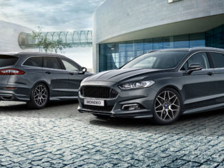 Zwei graue Ford Mondeo Turnier stehen 2015 auf dem gepflasterten Vorplatz eines modernen Gebäudes.