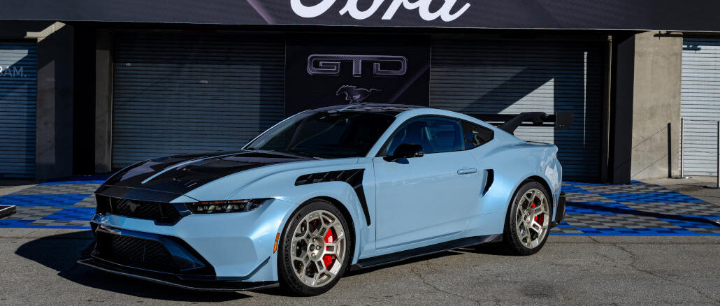 Ein hellblauer Ford Mustang GTD steht 2024 in einer Boxengasse.