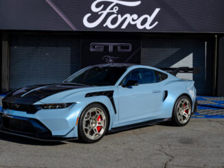Ein hellblauer Ford Mustang GTD steht 2024 in einer Boxengasse.