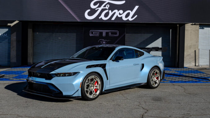 Ein hellblauer Ford Mustang GTD steht 2024 in einer Boxengasse.